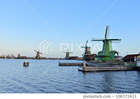 贊斯安斯風車村 (Zaanse Schans) 位於贊河 (Zaan River) 上的風車 贊斯安斯風車村 (Zaanse Schans) 位於贊河 (Zaan River) 上的風車 106172411