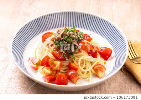 Tuna and tomato cold pasta 106173091