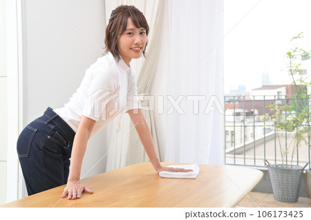 一個女人用布擦桌子 一個女人用布擦桌子 106173425