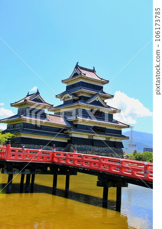 Matsumoto Castle and red bridge, sightseeing spots in Matsumoto City, Nagano Prefecture 106173785
