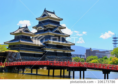 Matsumoto Castle and red bridge, sightseeing spots in Matsumoto City, Nagano Prefecture 106173786