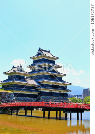 Matsumoto Castle and red bridge, sightseeing spots in Matsumoto City, Nagano Prefecture 106173787