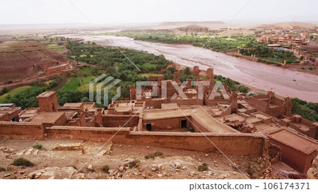 從 Ait Benhaddou 和 Azif Ownira 河欣賞的景色 [摩洛哥] 106174371