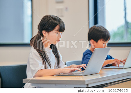 Elementary school girl studying online at cram school 106174635