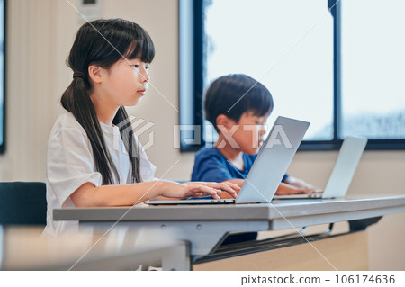 Elementary school girl studying online at cram school 106174636
