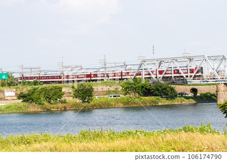 [Kintetsu Nagoya Line] An express train running toward Nagoya 106174790