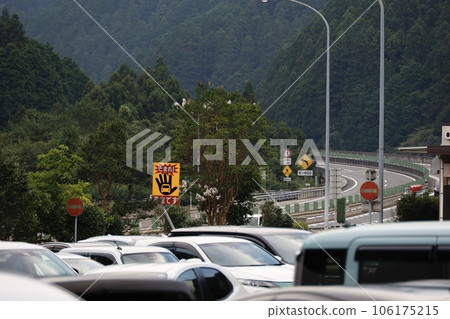 A signboard prohibiting reverse driving installed on the PA of the expressway 106175215