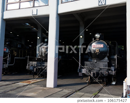 存放在扇形倉庫中的蒸汽機車的前視圖 存放在扇形倉庫中的蒸汽機車的前視圖 106175427