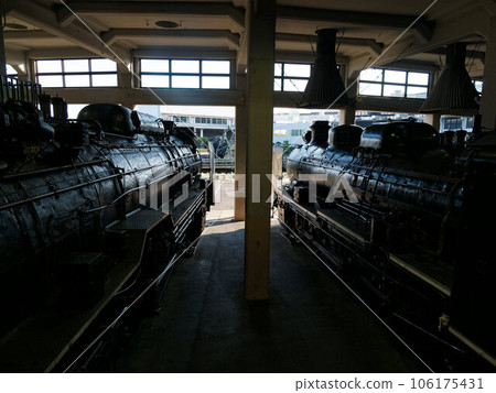 存放在扇形車庫中的蒸汽機車的照片 存放在扇形車庫中的蒸汽機車的照片 106175431