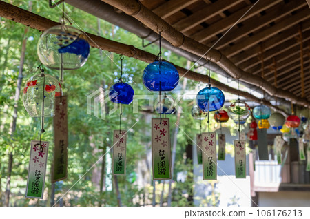 Scenery with wind chimes at the eaves of a traditional Japanese house Scenery with wind chimes at the eaves of a traditional Japanese house 106176213
