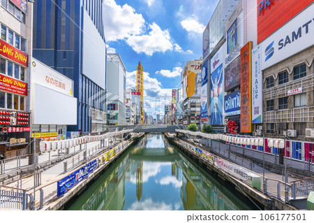 大阪南道頓堀的清晨 夏日的早晨（從道頓堀橋眺望） 106177501