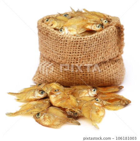Dried Elongate glassy perchlet in a sack bag Dried Elongate glassy perchlet in a sack bag 106181003
