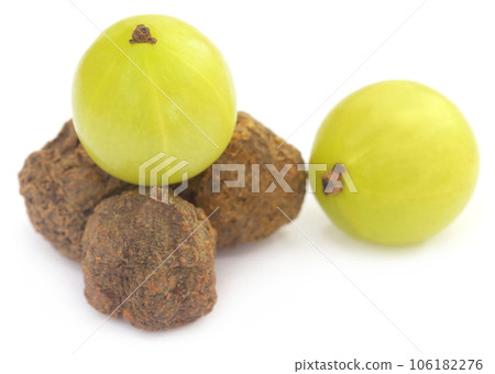 Fresh and dried amla 106182276
