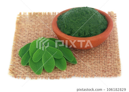 Edible moringa leaves with ground paste 106182829
