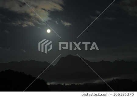 Full moon in August over Mt. Kaikomagatake in the Southern Alps, Oizumi Town, Hokuto City Full moon in August over Mt. Kaikomagatake in the Southern Alps, Oizumi Town, Hokuto City 106185370