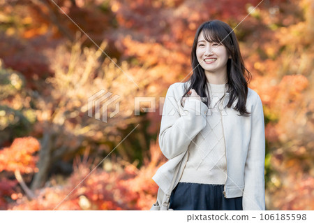 享用秋葉的婦女 106185598