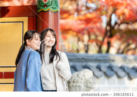 看著秋葉的年輕女子 106185611
