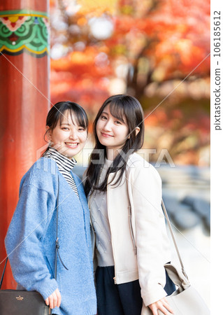 A young woman enjoying sightseeing 106185612