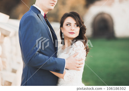 Close up of a nice young wedding couple Close up of a nice young wedding couple 106186302