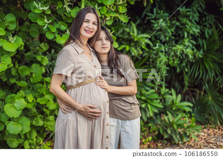 A heartwarming moment captured in the park as a pregnant woman after 40 shares a special bond with her teenage daughter, embracing the beauty of mother-daughter connection A heartwarming moment captured in the park as a pregnant woman after 40 shares a special bond with her teenage daughter, embracing the beauty of mother-daughter connection 106186550