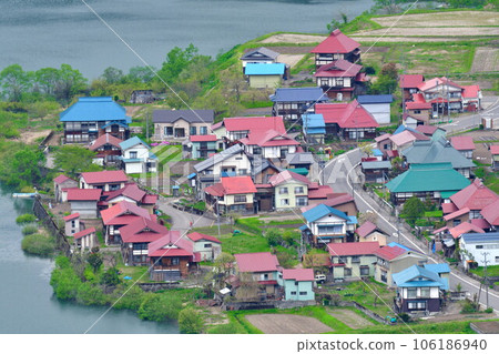 Taishi Village in Kaneyama Town seen from Shiribuki Pass (Fukushima Prefecture) 106186940