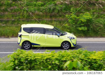 Car panning shot Toyota 2nd generation Sienta 106187065