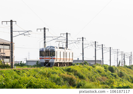 [關西本線] 快速列車通過堤防區間 106187117