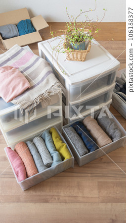 Organize your clothes | Image of changing clothes and discarding 106188377