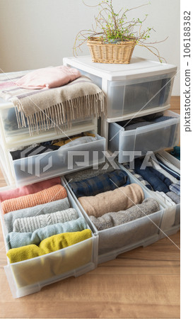 整理你的衣服 | 換衣服和丟棄的圖片 106188382