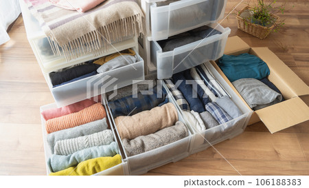 整理你的衣服 | 換衣服和丟棄的圖片 106188383