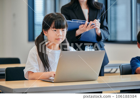 小學生在補習班在線學習 106188384