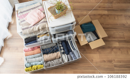 整理你的衣服 | 換衣服和丟棄的圖片 106188392