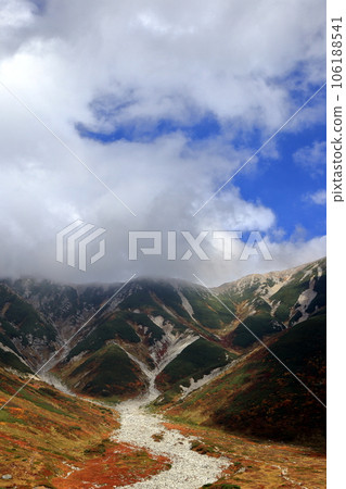 從雷朝澤露營地看到的雷朝澤紅葉 從雷朝澤露營地看到的雷朝澤紅葉 106188541