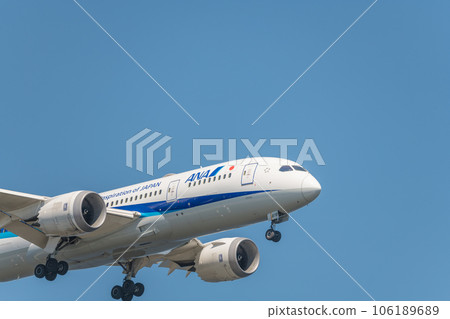 [ANA aircraft in preparation for landing from the sky above Jonanjima Seaside Park] 106189689