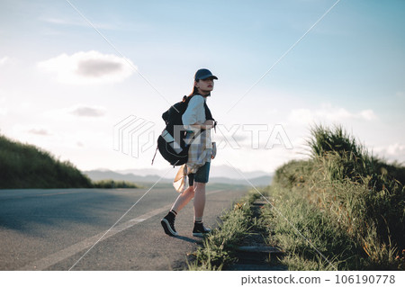 走在路上的女背包客 走在路上的女背包客 106190778