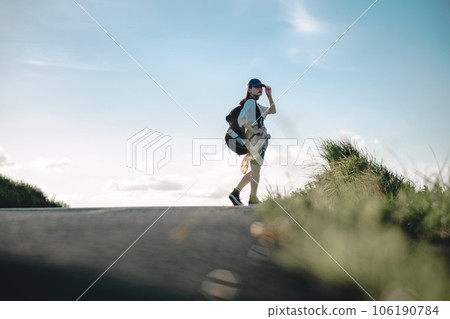 走在路上的女背包客 106190784