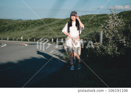 背著背包搭便車的女人 背著背包搭便車的女人 106191106