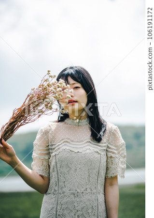 草地上拿著花束的女人 草地上拿著花束的女人 106191172