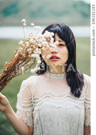 草地上拿著花束的女人 106191183