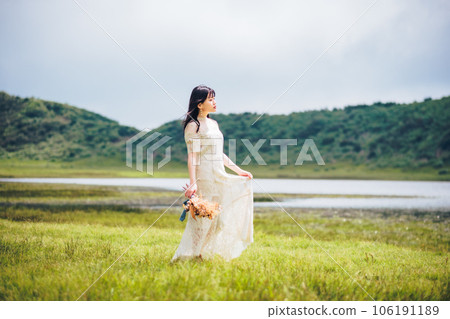 大自然中拿著花束的女人 106191189