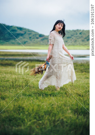 大自然中拿著花束的女人 106191197