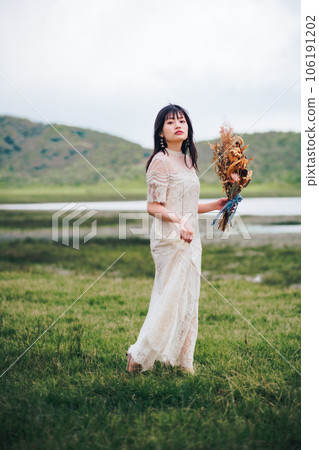 大自然中拿著花束的女人 106191202