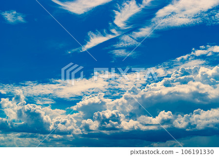 從夏季到秋季天空冒泡的積雨雲和高卷雲 c-3 暖色 106191330