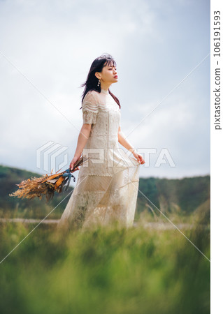 大自然中拿著花束的女人 大自然中拿著花束的女人 106191593