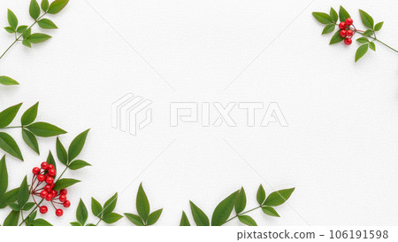南天竹葉和萬葉紅果背景的日本白紙 106191598