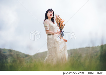 Woman holding a bouquet in nature 106191605