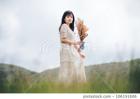Woman holding a bouquet in nature 106191606