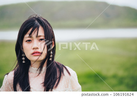 站在大自然中的女人 站在大自然中的女人 106191624