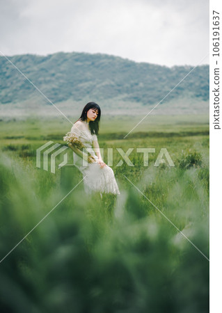 坐在草地椅子上的女人 坐在草地椅子上的女人 106191637