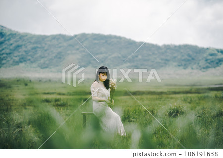 坐在草地椅子上的女人 106191638